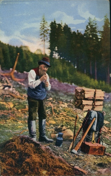 Postcard Erzgebirge, forester lights a pipe, Verlag Wilhelm Vogel