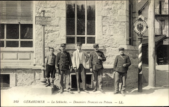 Postcard Gérardmer Vosges, La Schlucht, French customs officers at the post, Grenze