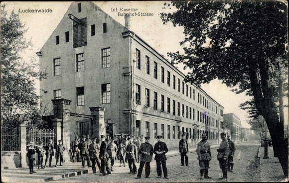Postcard Luckenwalde in Brandenburg, infantry barracks, Bahnhofstrasse