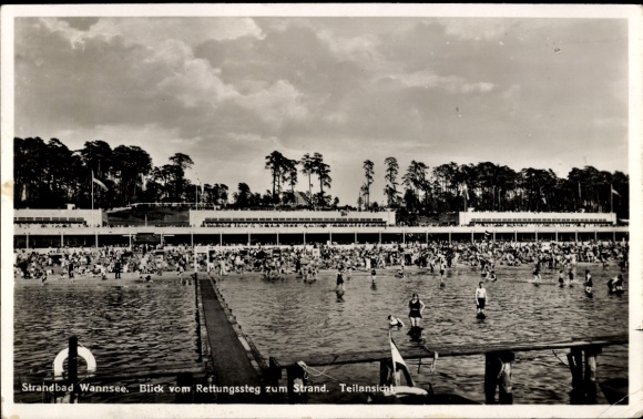 Postcard Berlin Zehlendorf Wannsee, lido, view from the rescue jetty to the beach