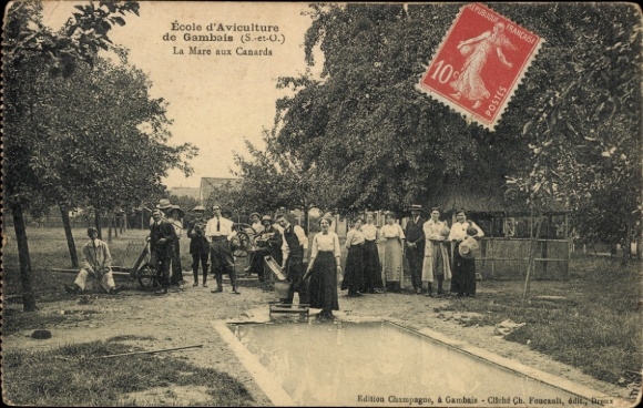 Ak Gambais Yvelines, Schulgelände mit Teich, Mehrere Personen, La Mare aux Canards, Poststempel
