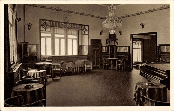 Ak Schmiedefeld bei Neuhaus am Rennweg Saalfeld Thüringen, Innenansicht, Musikzimmer, Tische, Stü