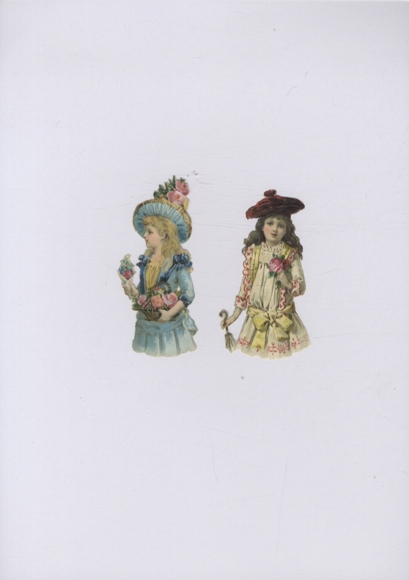 2 dziewczynki z opłatkami w kapeluszach i bogatych sukniach, każda o wymiarach ok. 9 x 4 cm