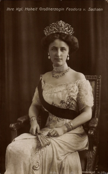 Ak Großherzogin Feodora von Sachsen, Sitzportrait, Krone, Fächer, Schärpe, Schmuck