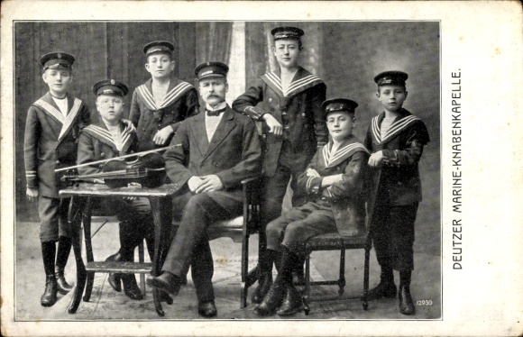 Ak Deutzer Marine Knabenkapelle, Gruppenportrait, Violine