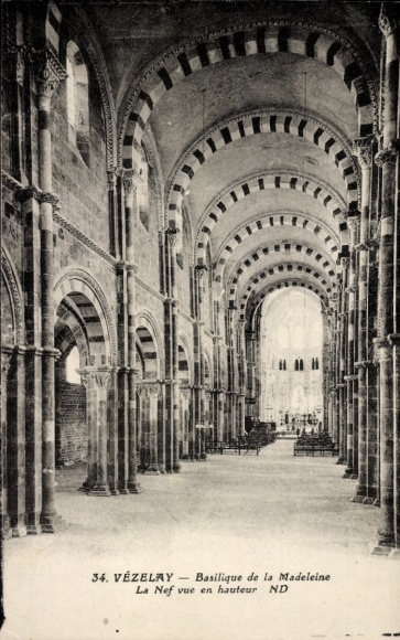 KP Vézelay Yonne, Basilique de la Madeleine, widok wnętrza, wysoki Nef, czarno-biały