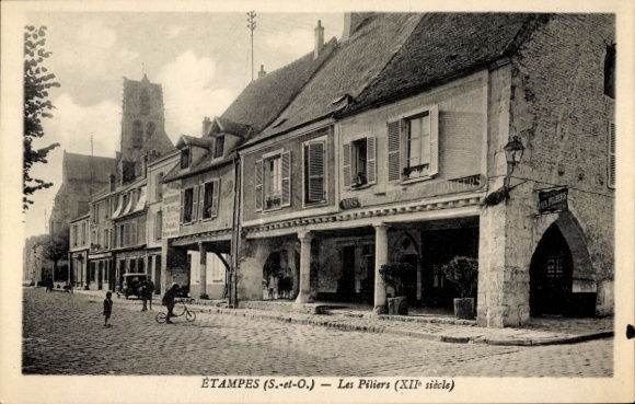 Ak Étampes Essonne, Historische Gebäude, Kopfsteinpflasterstraße, mittelalterliche Architektur