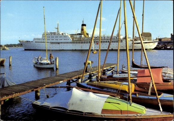 Postcard Stralsund, MS Fritz Heckert in the harbor, steamship