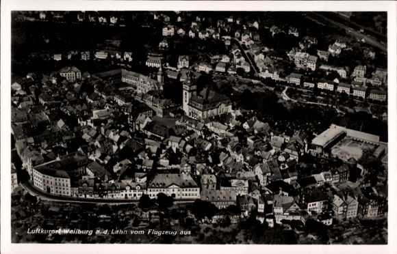 Ak Weilburg an der Lahn Hessen, Luftaufnahme von  Stadtansicht, Flugzeugaufnahme
