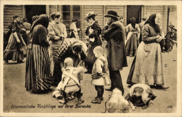 Postcard Ostpreußen, East Prussian refugees in front of their barracks, I WK, East Prussian aid