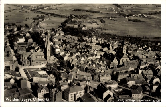 Ak Weiden in der Oberpfalz, Luftaufnahme von Weiden, Stadtansicht, viele Dächer, Kirche