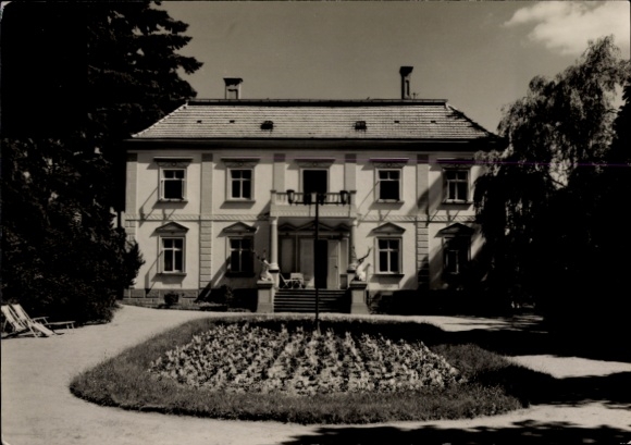 KP Neustrelitz w Meklemburgii, ośrodek rekreacyjny Hullerbusch, widok na dom, ogród