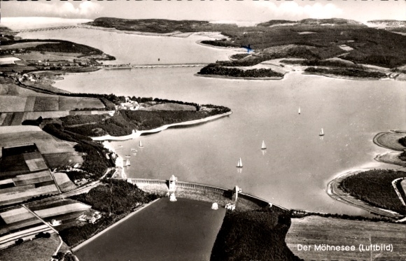 Ak Möhnesee in Westfalen, Luftbild vom  Talsperre, Boote, Landschaft