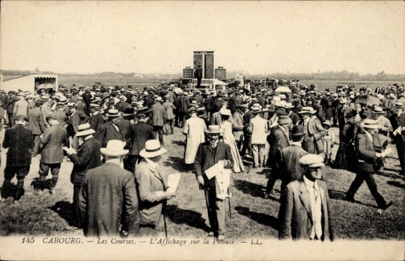 CPA Cabourg Calvados, Courses, L'Affichage sur la Pelouse
