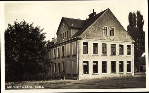 Postcard Nünchritz in Saxony, School