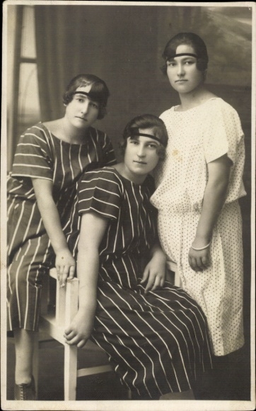 Photo Postcard Three women, fashion, dresses, hairstyle