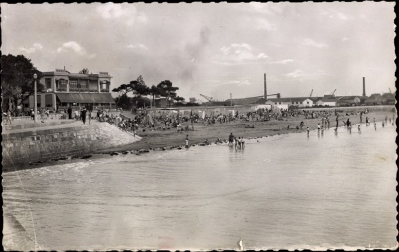 Ak La Rochelle Charente Maritime, Strandpromenade, Menschen am Strand, sommerliche Atmosphäre, Ge