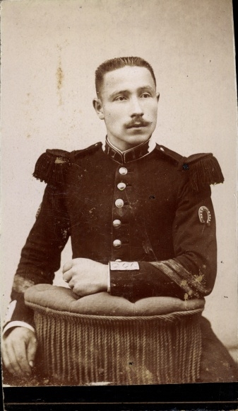 Cabinet photo Carcassonne Aude, French soldier in uniform, horseshoe as sleeve emblem