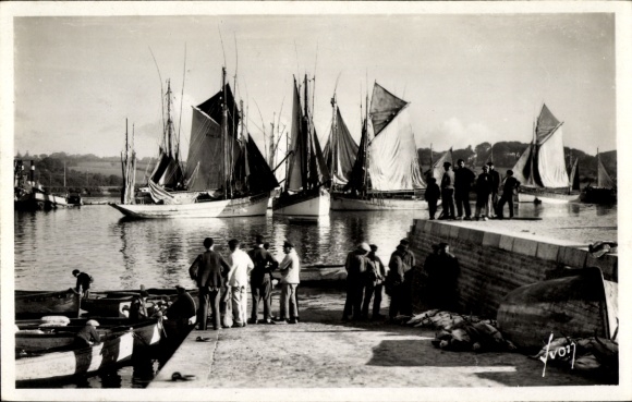 Postcard Concarneau Finistère, Groupe de marins prets a s'embarquer
