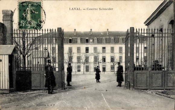 Ak Laval Mayenne, Caserne Schneider, Tor mit Wachen, Gebäude im Hintergrund