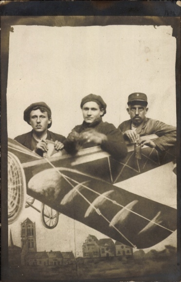 Foto Ak Drei Soldaten in Uniform in einem Flugzeug, Fotomontage