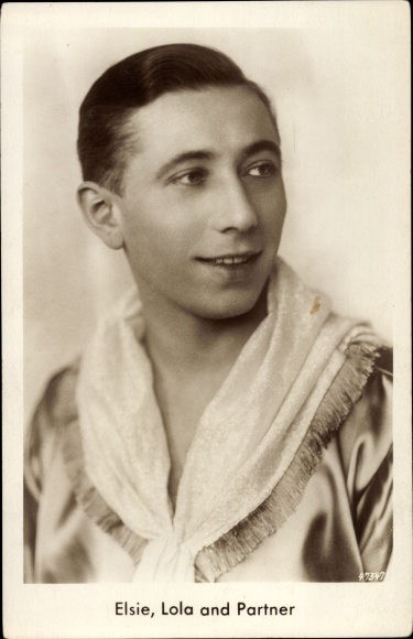 Postcard Elsie, Lola and partner, roller skating acrobats, portrait