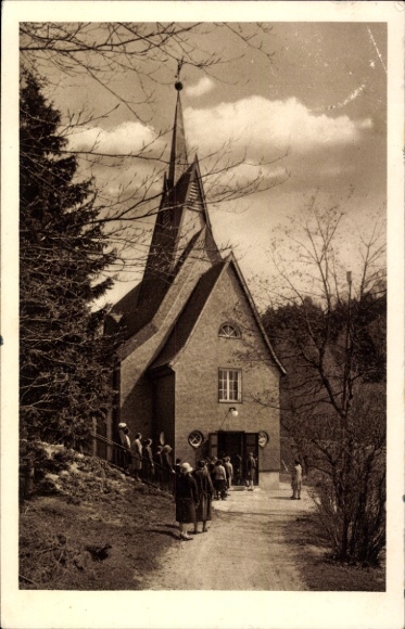 Ak Isny im Allgäu, Kirche, im Hintergrund Bäume, Wiese, Menschen in traditioneller Kleidung