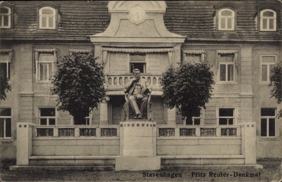 Postcard Reuterstadt Stavenhagen in Mecklenburg, Fritz Reuter memorial, statue, building, trees