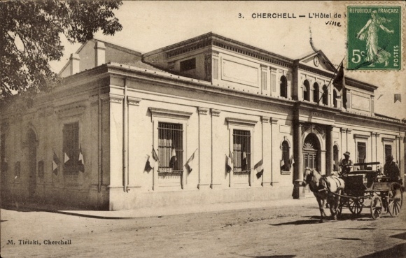 Ak Cherchell Algerien, Hôtel de ville,  französische Flaggen, Pferdewagen