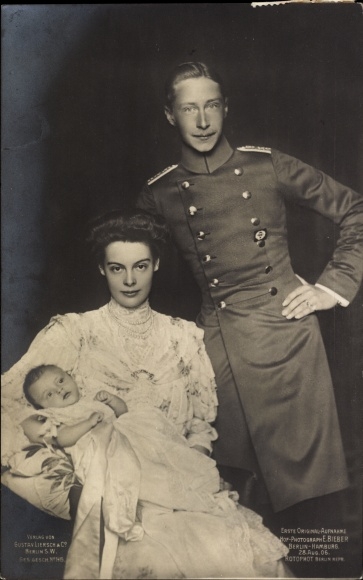 Postcard crown prince couple, crown prince Wilhelm of Prussia, Cecilie, hereditary prince Wilhelm