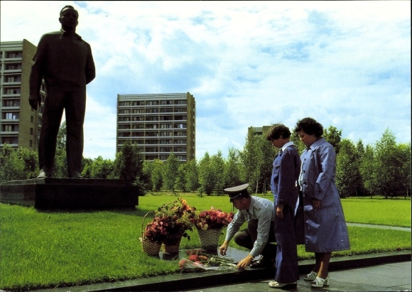 Postcard Kosmosflug USSR DDR, Sigmund Jähn with wife and daughter, Gagarin monument Swjosdny Gorodok