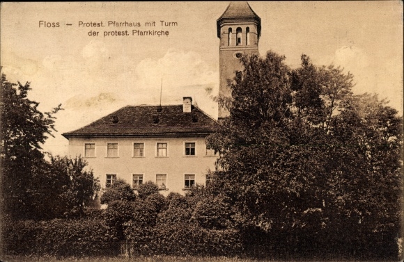 Ak Floß im Kreis Neustadt an der Waldnaab Oberpfalz, Prot. Pfarrhaus mit Turm der prot. Pfarrkirche