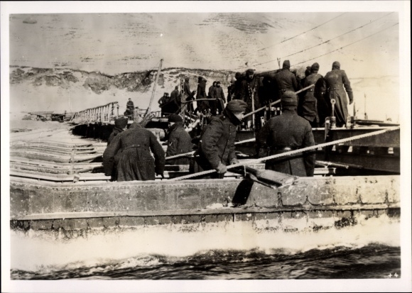 Photo Heinrich Hoffmann, German pioneers building a pontoon bridge over the Volga, January 1942