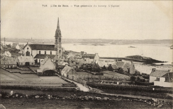 Postcard Île de Batz Finistère, general view of the town, church