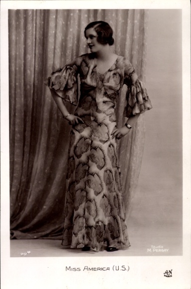 Photo Postcard Miss America, portrait in dress