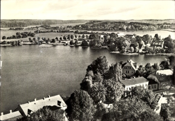 Feldbergmeer in Mecklenburg, uitzicht op Amtswerdermeer, wateroppervlak, bomen, gebouwen
