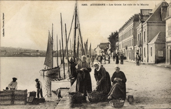 Postcard Audierne Finistère, Les Quais, Town Hall