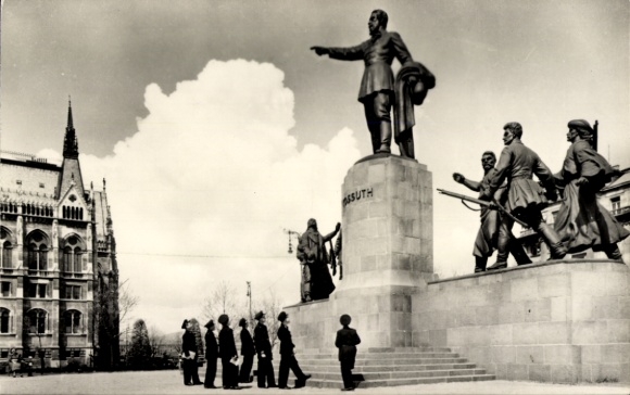KP Budapest Węgry, Pomnik Kossutha, statua, ludzie, chmury, czarno-białe zdjęcie