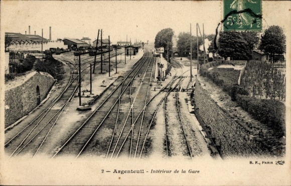 Postcard Argenteuil France, train station, track side