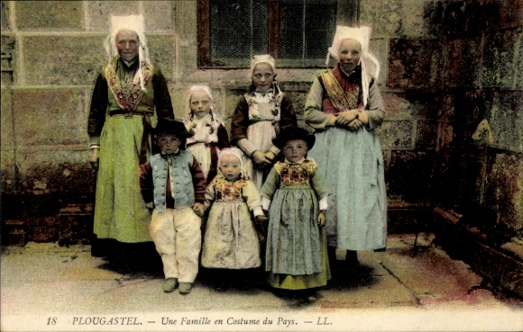 Postcard Plougastel Daoulas Finistère, a family in rural costume