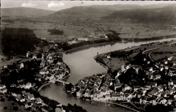 Ak Laufenburg am Hochrhein, Luftaufnahme von Laufenburg, Rheinfluss, Hügel,  Architektur