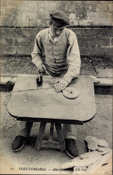 Postcard Hondarribia Fuenterrabia Basque Country, man at work, table, crafts, Alpargater ND Fot
