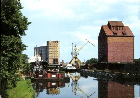 Ak Anklam in Mecklenburg-Vorpommern, stadshaven, binnenschip, kranen, bakstenen gebouwen, wateroppervlak
