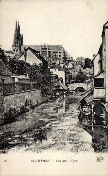 KP Chartres Eure et Loir, widok na rzekę, domy na brzegu, katedra w tle, Chartres