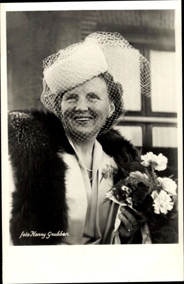 Postcard Juliana of the Netherlands, portrait, hat with veil