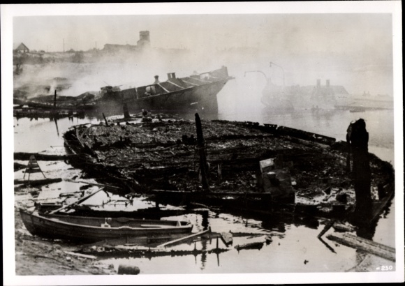 Photo Hoffmann, H., Burning Port of Kremenchuk, October 1941