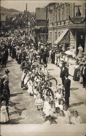 Photo Postcard Lauter Bernsbach in the Ore Mountains Saxony, procession, girls with flower wreaths