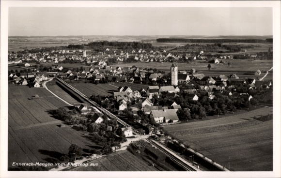 Ak Ennetach Mengen in Oberschwaben Württemberg, Luftaufnahme, Dorfansicht, Kirche, Felder