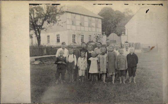 Foto Ak Lichtenberg im Erzgebirge, Gruppenbild, Kinder, Frau, Mann