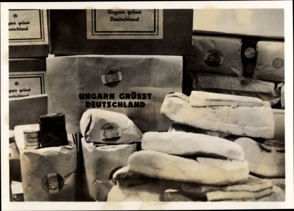 Photo Hoffmann, Heinrich, Hungarian food parcels for German children, January 1940